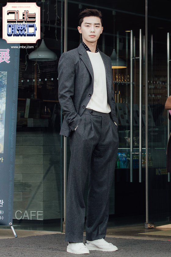 《她很漂亮》海报第23张图片