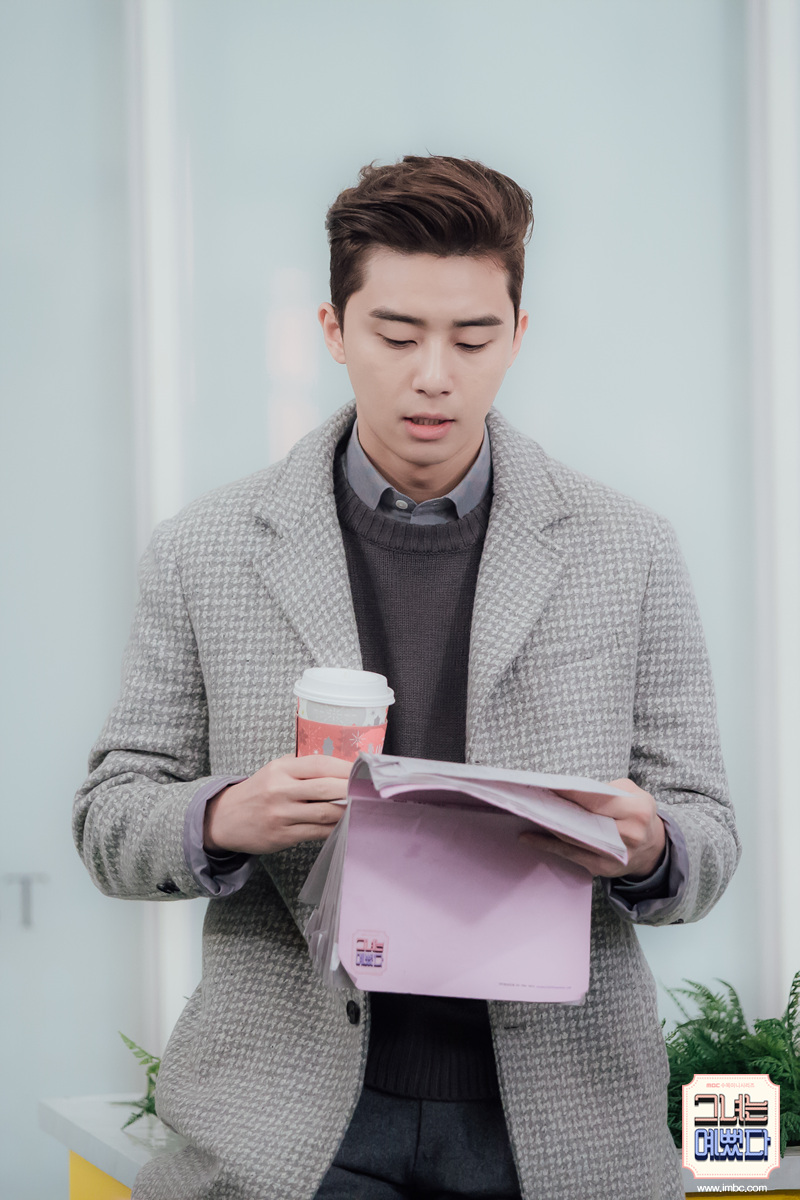 《她很漂亮》海报第43张图片