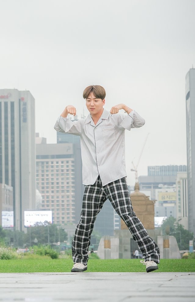 《人孔：奉必梦游仙境》海报第25张图片