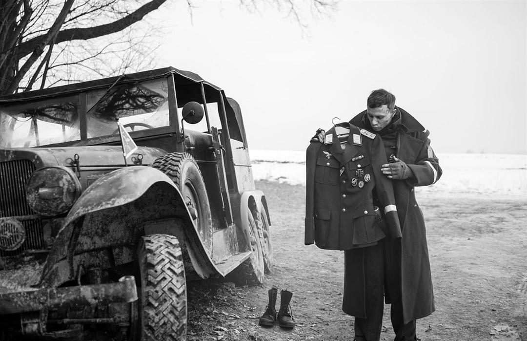 《冒牌上尉》海报第17张图片