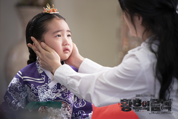 《皇后的品格》剧照第49张图片