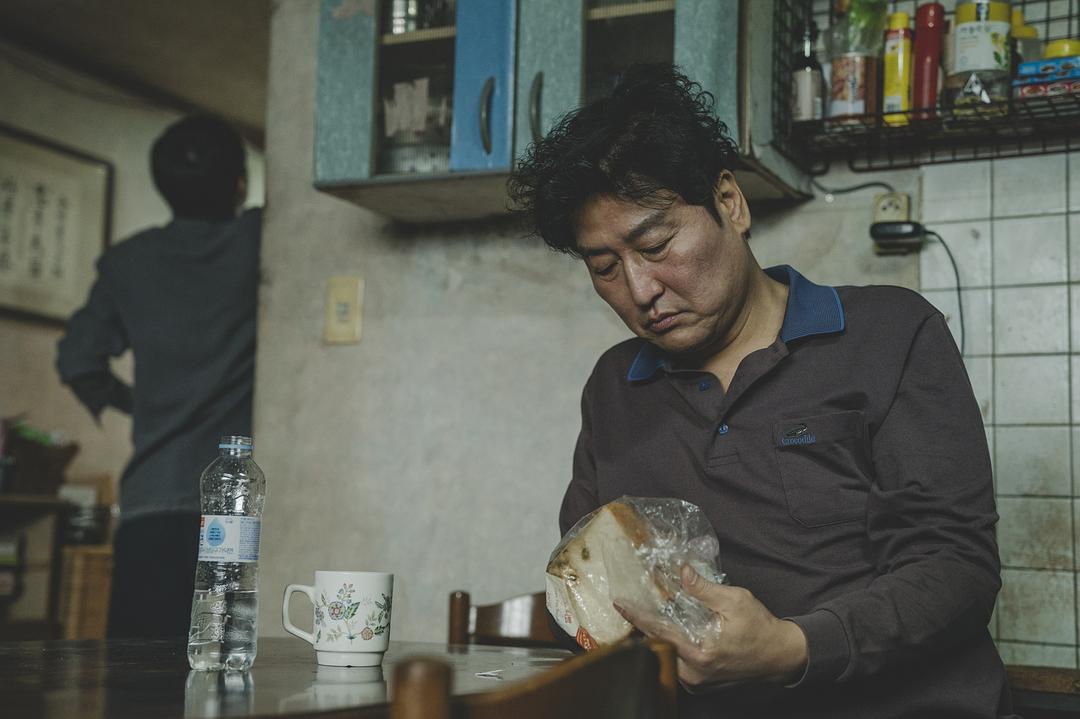 《寄生虫》剧照第23张图片