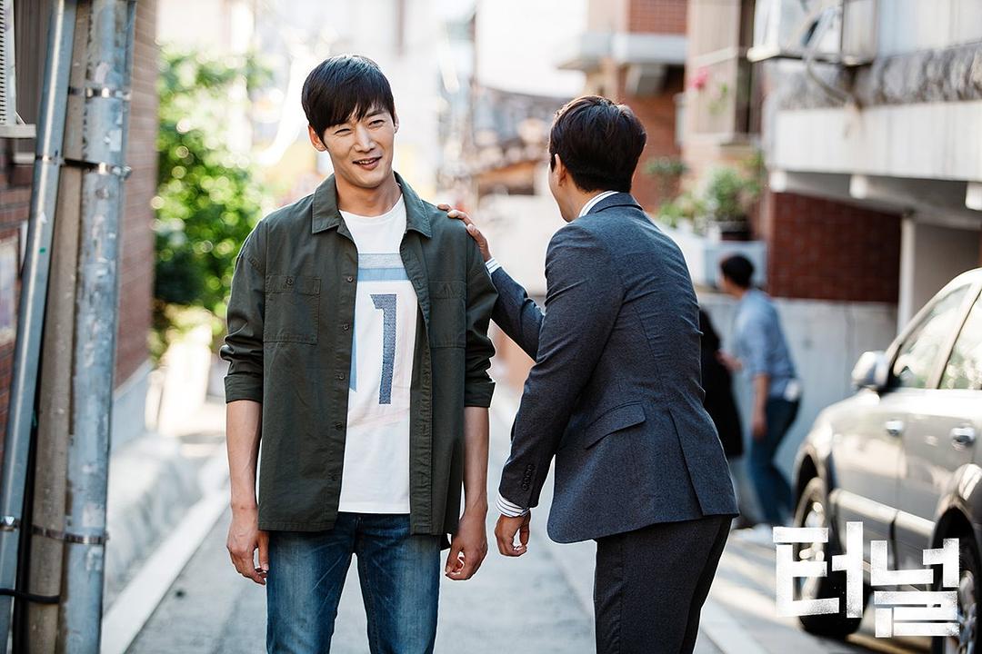 《隧道》剧照第35张图片 《隧道》剧照第35张图片